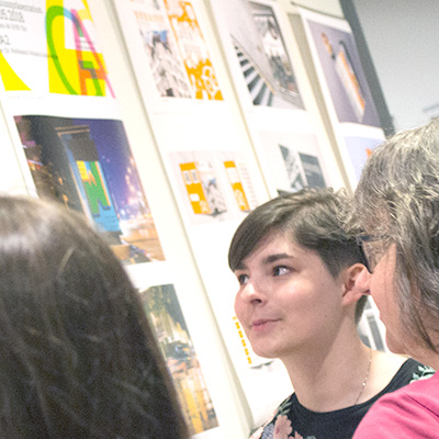 Ilka Balfanz erläutert Besuchern die Poster in der Galerie
